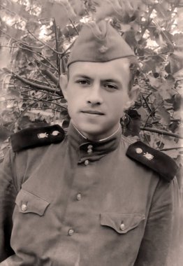 Demiryolu işçi üniformalı bir gencin klasik portresi. 1952 'den eski bir fotoğraf.