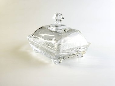 Beyaz arkaplanda tereyağı depolamak için kapaklı cam kap.