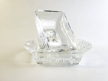 Beyaz arkaplanda tereyağı depolamak için kapaklı cam kap.