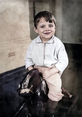 Tahta ata binen küçük bir çocuğun klasik portresi. 1938 'den geriye dönük fotoğraf.