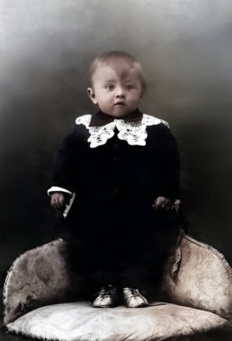 Sandalyede duran sevimli küçük bir çocuğun klasik portresi. SSCB, Voronezh. Retro fotoğraf 1935.