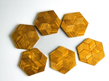 Altıgen şeklinde altı ahşap ocak beyaz arka planda izole edilmiş..