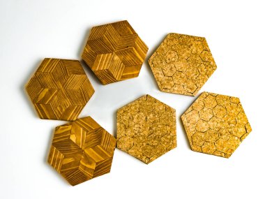 Beyaz arka planda izole edilmiş altı altıgen şekilli sıcak pedler. Üç mantar ve üç tahta..