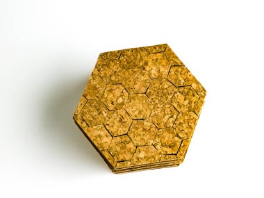 Beyaz arkaplanda izole edilmiş altıgen şekilli kaput yığını. Üst görünüm.