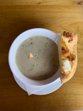 Şampiyon ve ekmekle mantar çorbası. Üst manzara, mevsimlik kremalı çorba ve sebze.