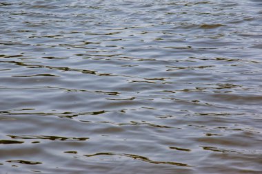 Dinyeper Nehri 'nin dalgalı su yüzeyinin arka planı. Nehir suyunun doğal rengi.