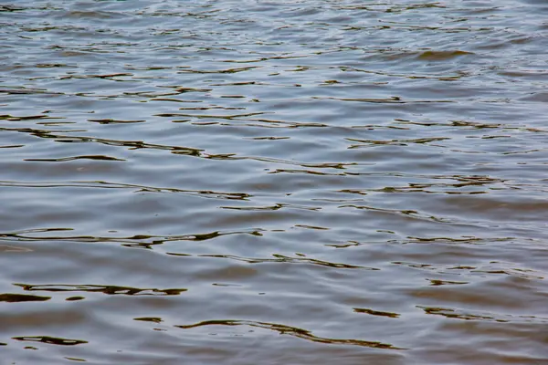 Dinyeper Nehri 'nin dalgalı su yüzeyinin arka planı. Nehir suyunun doğal rengi.