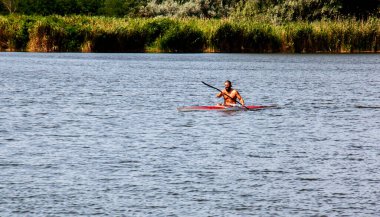 Dnipro, Ukrayna - 07.26.2023: Kanodaki genç sporcu