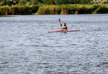 Dnipro, Ukrayna - 07.26.2023: İnsanlar Dinyeper Nehri boyunca bir teknede yüzüyor.