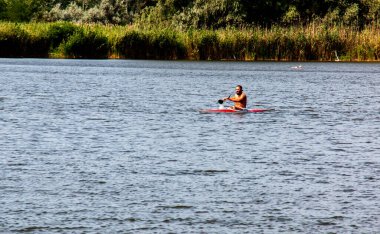 Dnipro, Ukrayna - 07.26.2023: Kanodaki genç sporcu