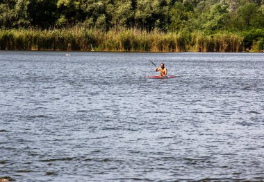 Dnipro, Ukrayna - 07.26.2023: Tek kürekçi, kürek çeken sporcu.