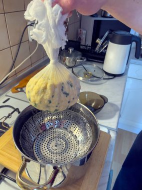 Kadınların elleri ev yapımı peynir hazırlar..