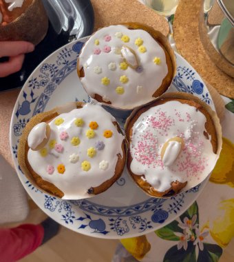 Beyaz jöleli Paskalya pastaları. Tabakta paskalya pastası. Ev yapımı pişirme, bahar tatili için hazırlık..