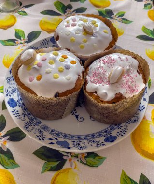 Beyaz jöleli Paskalya pastaları. Tabakta paskalya pastası. Ev yapımı pişirme, bahar tatili hazırlıkları..