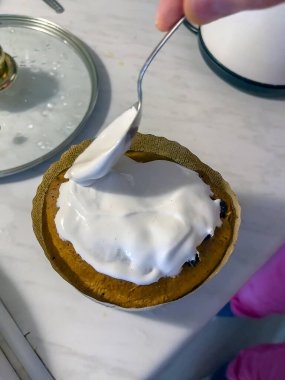 Tatlı renkli süslemelerle süsleme süreci, Paskalya pastası pişirme konsepti