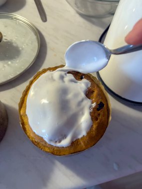 Ev yapımı pişirme, bahar tatili için hazırlık. Paskalya pastalarını tatlı renkli dekorasyonlarla süsleme süreci. Paskalya pastası yapma fikri