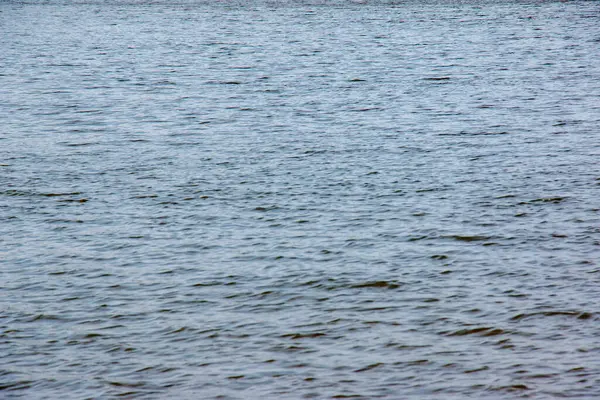 Dinyeper Nehri 'nin dalgalı su yüzeyinin arka planı. Nehir suyunun doğal rengi.