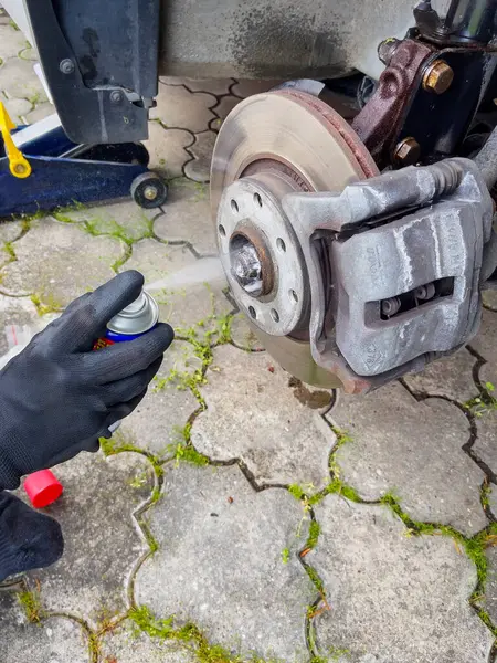 Araba bakımı. VD 40 ile eklemler ve fren bağlantıları işleniyor.