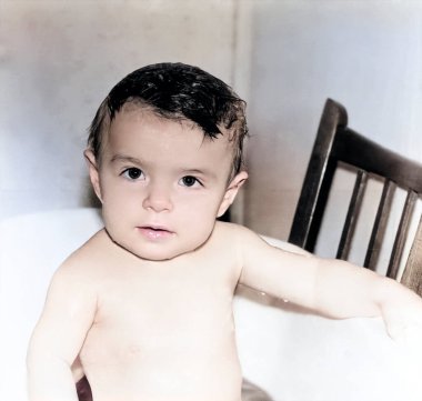 Havuzda yıkanan bir kızın klasik portresi. Çocuk çok dikkatli bir şekilde bakıyor. 1994 'te çekilmiş..