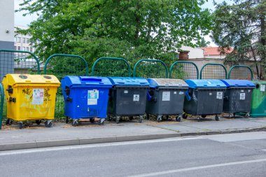 Nitra, Slovakya - 05.21.2025: Sokaktaki çöp bidonları. Çevreyle ilgilenmek, çöpleri farklı kaplara ayırmak.