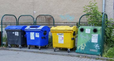 Nitra, Slovakya - 05.21.2025: Çöpleri farklı kıtalara ayıran bir çevreye önem vermek