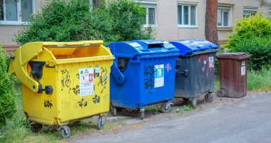 Nitra, Slovakya - 05.21.2025: Sokaktaki çöp bidonları. Çevreyle ilgilenmek, çöpleri farklı kaplara ayırmak. Yakın plan..