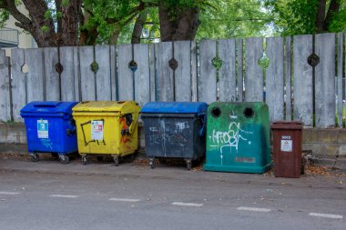 Nitra, Slovakya - 05.21.2025: Geri dönüşüm için farklı renkli çöp kutuları. Çevreyle ilgilenmek, çöpleri farklı kaplara ayırmak..