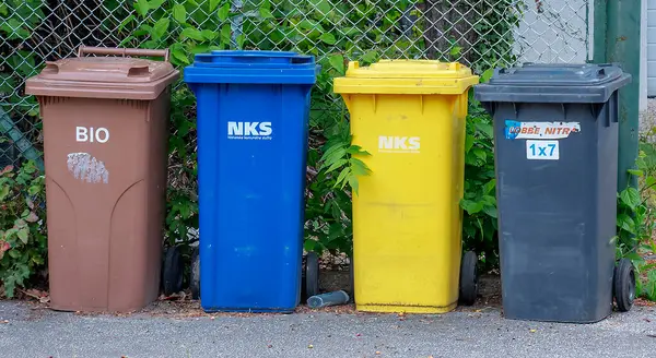 Nitra, Slovakya - 05.21.2025: Geri dönüşüm için farklı renkli çöp kutuları. Çevreyle ilgilenmek, çöpleri farklı konteynırlara ayırmak.