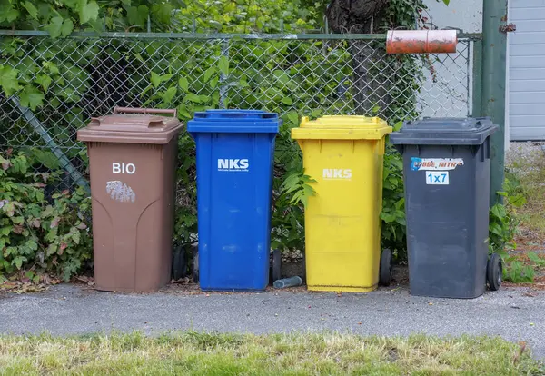 Nitra, Slovakya - 05.21.2025: Geri dönüşüm için farklı renkli çöp kutuları. Çevreyle ilgilenmek, çöpleri farklı kaplara ayırmak..