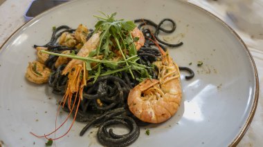 Karidesli siyah spagetti tabağı, midye. Sağlıklı gıda konsepti.