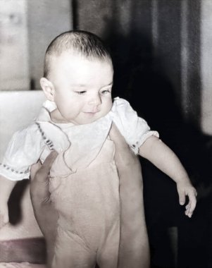 Annesinin elinden tutulan küçük bir kızın klasik portresi. 1994 'te çekilmiş..