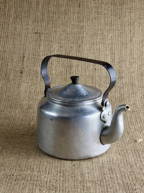 İkinci Dünya Savaşı 'ndan kalma alüminyum ordu çaydanlığı. Sovyet askerinin çaydanlığı. Yakın plan. Çuval bezi arka planı. Bitkisel