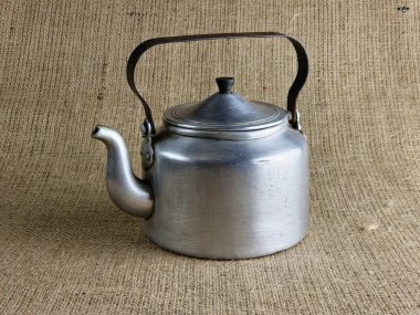 İkinci Dünya Savaşı 'ndan kalma alüminyum ordu çaydanlığı. Sovyet askerinin çaydanlığı. Yakın plan. Çuval bezi arka planı.