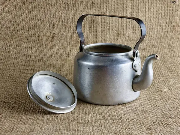 2. Dünya Savaşı 'ndan kalma açık kapaklı alüminyum ordu çaydanlığı. Sovyet askerinin çaydanlığı. Yakın plan. Çuval bezi arka planı.