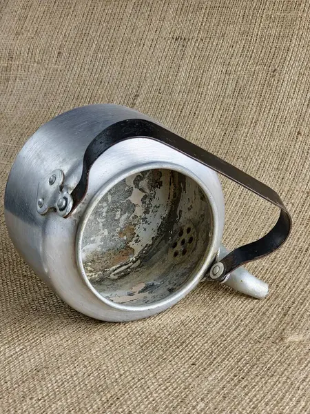 İkinci Dünya Savaşı 'ndan kalma alüminyum ordu çaydanlığı. İçeriden. Sovyet askerinin çaydanlığı. Yakın plan. Çuval bezi arka planı.