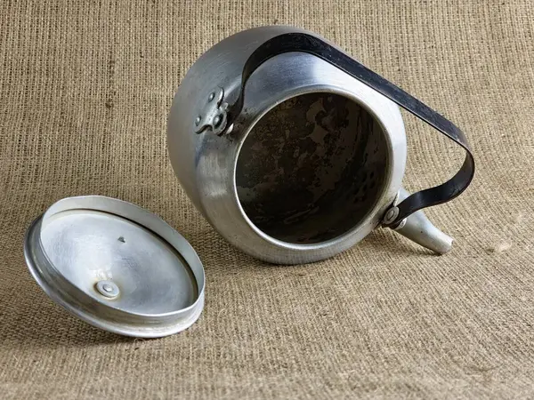 2. Dünya Savaşı 'ndan kalma açık kapaklı alüminyum ordu çaydanlığı. İçeriden bak. Sovyet askerinin çaydanlığı. Yakın plan. Çuval bezi arka planı.