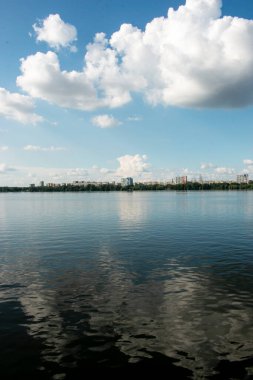 Dinyeper Nehri 'nin sol kıyısının panoramik manzarası. Ukrayna. Dinyeper şehri. Su yüzeyinde bulutlu gökyüzünün yansıması..