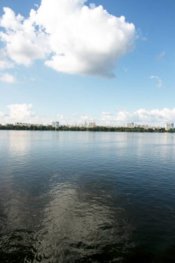 Dinyeper Nehri 'nin sol kıyısının panoramik manzarası. Ukrayna. Dinyeper şehri. Su yüzeyinde bulutlu gökyüzünün yansıması..