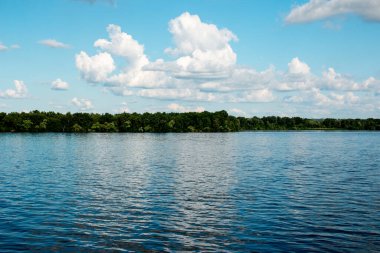 Dinyeper Nehri kıyısının panoramik manzarası Dinyeper şehrinin setinden. Suyun yüzeyinde bulutlu gökyüzünün yansıması..