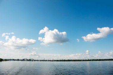 Dnepr şehrinin panoramik görüntüsü. Ukrayna. Suyun yüzeyinde bulutlu gökyüzünün yansıması..