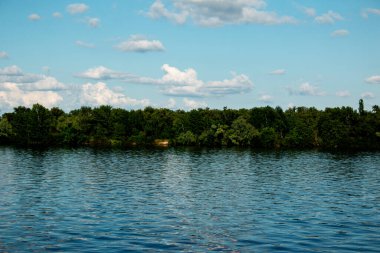 Dinyeper Nehri 'ndeki Manastır Adası' nın panoramik manzarası. Dinyeper Şehri. Ukrayna. Suyun yüzeyinde bulutlu gökyüzünün yansıması..