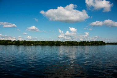 Dinyeper Nehri 'ndeki Manastır Adası' nın panoramik manzarası. Dinyeper Şehri. Ukrayna. Suyun yüzeyinde bulutlu gökyüzünün yansıması..
