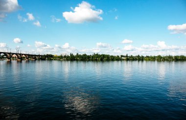 Dinyeper, Ukrayna 'daki Dinyeper Nehri üzerindeki demiryolu köprüsünün görüntüsü.