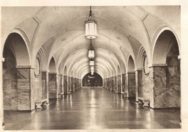 Moskova, Rusya - yaklaşık 1951: Moskova, Rusya 'daki Sokolnicheskaya metro istasyonu. Retro kartpostal.