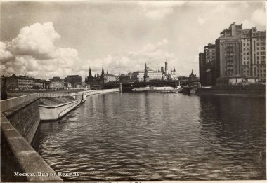 Moskova, Rusya - yaklaşık 1952: Moskva Nehri 'nden Kremlin manzarası. Retro kartpostal. Rusça yazıtlar.