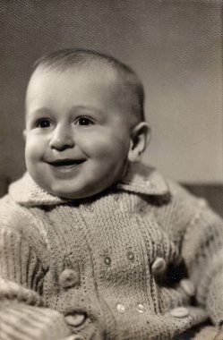 Yenakiyevo, Ukrayna SSR - 1973 dolaylarında gülümseyen küçük bir çocuğun klasik portresi. Retro fotoğraf.