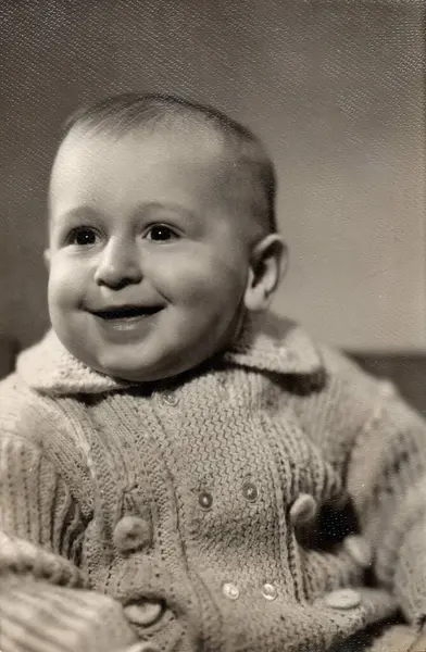 Yenakiyevo, Ukrayna SSR - 1973 dolaylarında gülümseyen küçük bir çocuğun klasik portresi. Retro fotoğraf.