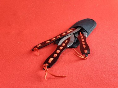 Savaş eğitimi ve kırmızı arka plana atılacak spor amaçlı birkaç bıçak seti..