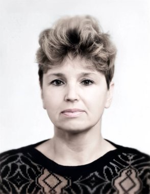 Orta yaşlı güzel bir kadının klasik portresi. Retro fotoğraf 1987