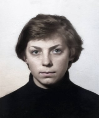 Genç, ciddi görünüşlü, sarışın bir kadının klasik portresi. Retro fotoğraf, 1975.